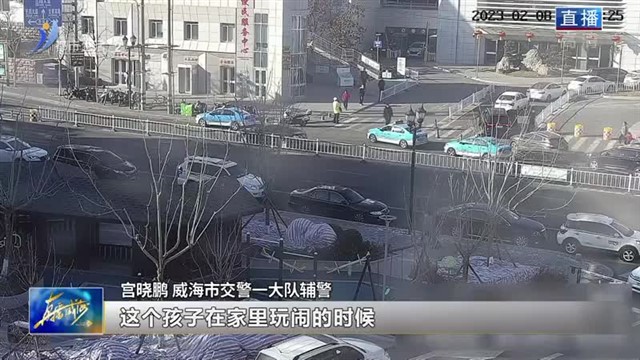 孩子受伤老人惊慌失措 热心交警伸出援手