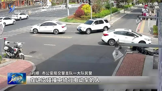 骑行电动自行车 观察路况很重要