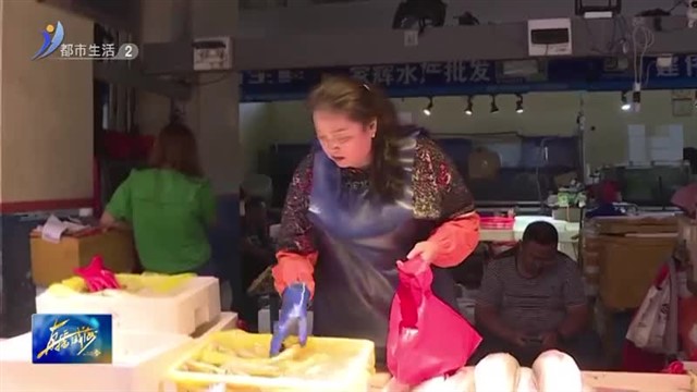 螃蟹 刀鱼 爬虾……水产市场鲜味足【威海广电讯】