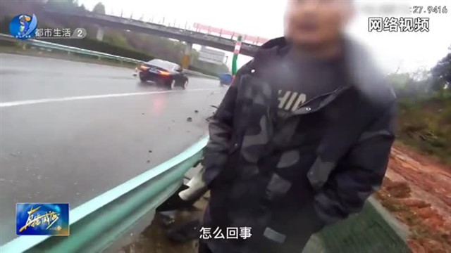 雨天行车不降速 车辆甩尾及侧翻需注意【威海广电讯】